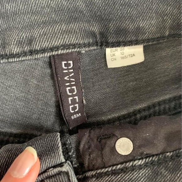 Divided black shorts - Picture 2 of 2